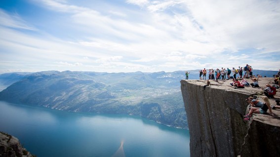 Escadas de montanhas altas da Noruega
