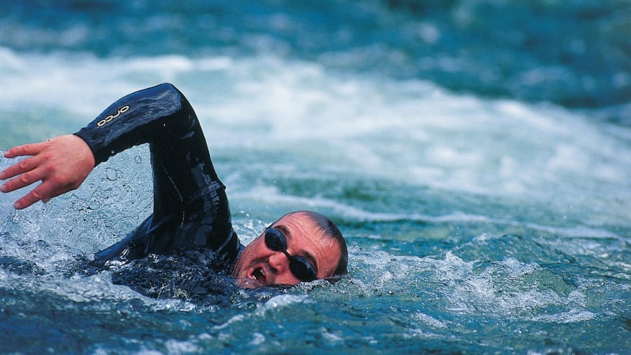 Homem de 67 anos nadando nos rios mais perigosos do mundo