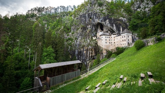O maior castelo-caverna do mundo
