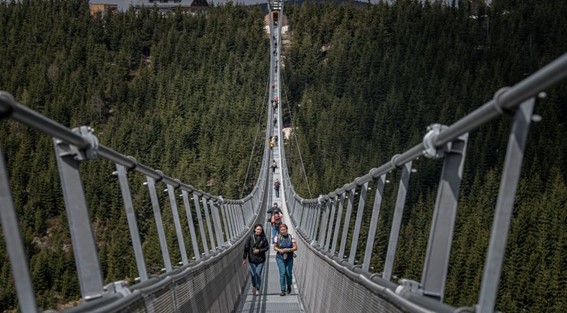 Passarela suspensa mais longa do mundo é inaugurada na República Tcheca