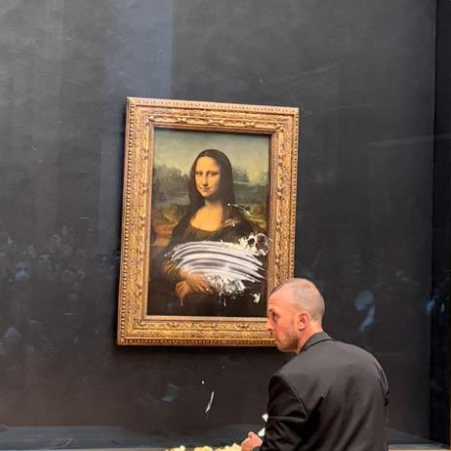 Visitante atira bolo em quadro da Mona Lisa no Louvre